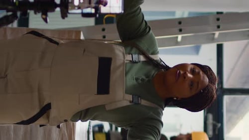 Vídeo de capacitación sobre filmación de un gerente de almacén de vídeo vertical