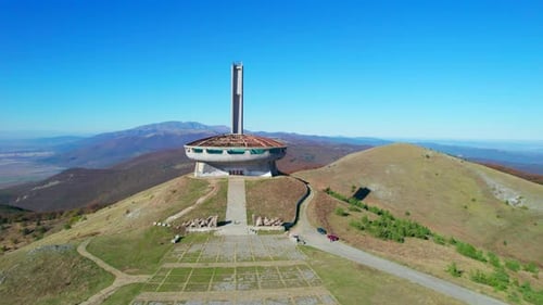 Buzludja en Bulgaria desde arriba: un símbolo soviético en un soleado día de otoño.
