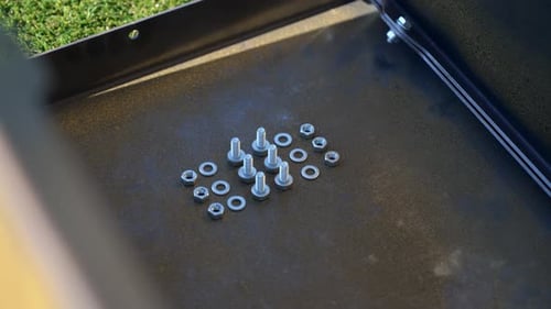 Komplettes Set aus Muttern und Unterlegscheiben aus Metall zur Befestigung im Heimwerkerbereich, bei der Möbel- und Industriemontage
