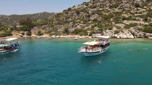 Belle vue sur la plage avec des bateaux, la nature pure, la mer et les navires. Photo prise depuis un Drone.