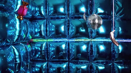 Decoración de celebración con globos de aluminio con el número 8, elementos de discoteca y luces de colores