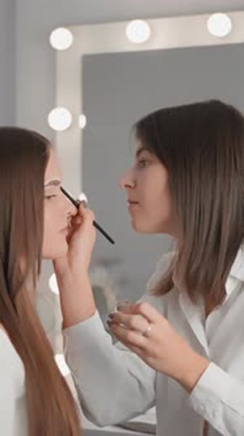 Assista ao Vídeo Vertical da Interação e Diálogo entre Esteticista e Cliente, que