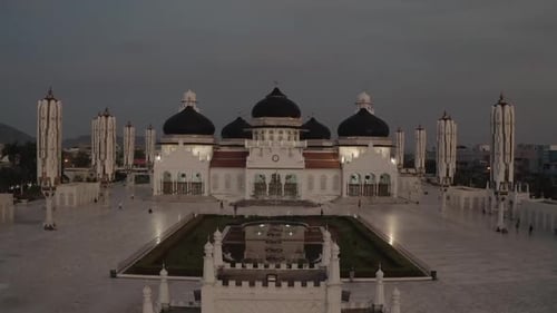 AH - Fichier brut S-LOG - La mosquée Baiturrahman, la plus belle mosquée d'Asie du Sud-Est, au lever du soleil