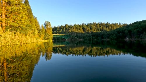 Brücke spiegelt sich über der Strömung