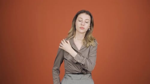 Young woman with shoulder pain.