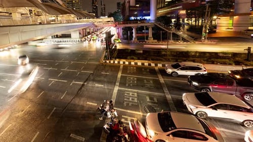 Timelapse du trafic nocturne aux heures de pointe dans le centre de Bangkok