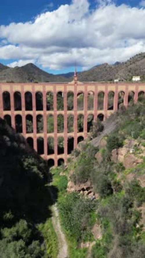 Vue aérienne de l'aqueduc Eagle et des montagnes, Nerja, Espagne.