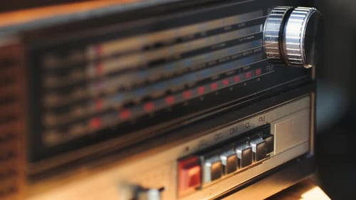Altes Retro-AM-FM-Radio mit Röhren, Handwechselstation, Glühbirne, Vintage-Musikplayer