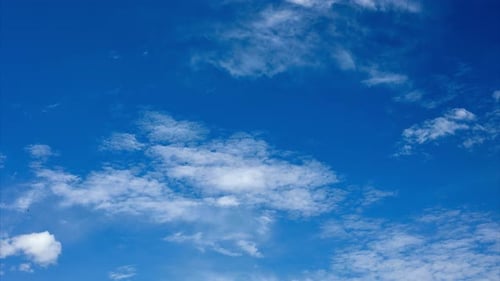 Wunderschöne Wolken im Zeitraffer, rollende, geschwollene Wolken, die sich bewegen, ultrasonnige Wolken, die über die Wolken laufen