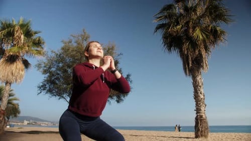 Jovem fazendo exercícios esportivos na praia praticando esportes ao ar livre e treinamento de estilo de vida saudável