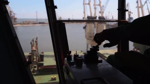 Joysticks de commande manuels dans la cabine de l'opérateur du terminal céréalier, travailleur du lieu de travail contrôlant le chargement
