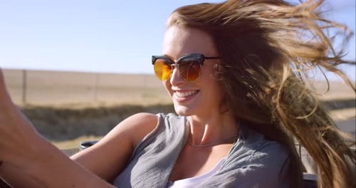 4k-Videomaterial einer Frau, die auf einem Roadtrip in einem Auto ein Selfie macht