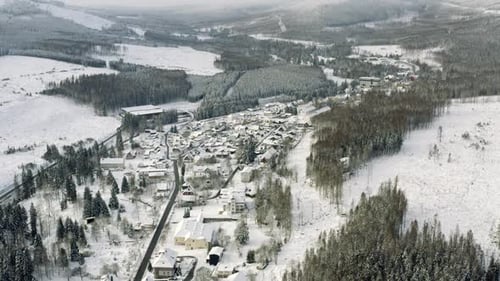 L'hiver dans le parc national du Harz. Vue aérienne par drone du village idyllique de Schierke au fond
