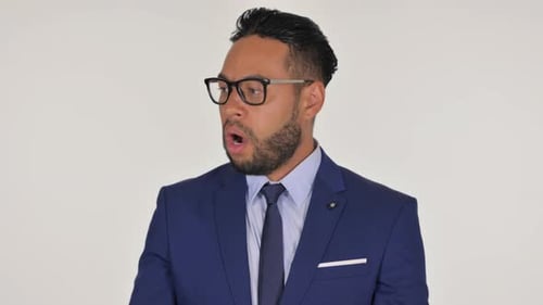 Porträt eines gähnenden jungen hispanischen Geschäftsmannes auf weißem Hintergrund