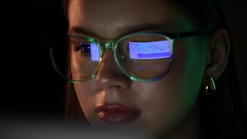 Analyzing Data Reflections in Glasses for Insightful Visualization