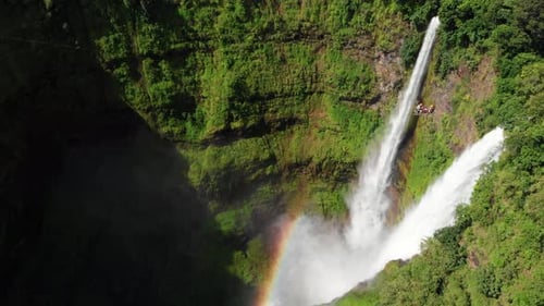 Panorâmica cinematográfico de 4K da gloriosa cachoeira gêmea Tad Fane no planalto de Bolaven, no Laos, sul
