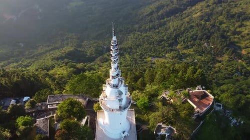 Foto da órbita da fabulosa sanção multireligiosa de Ambuluwawa, fundo de paisagem verde, Gampola,