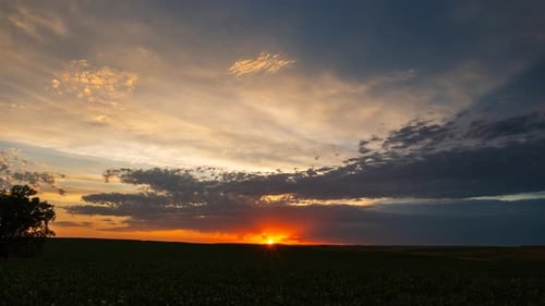 Warmer Sonnenuntergangshimmel mit geschichteten Wolken, die eine ruhige und Filmmusik Naturkulisse schaffen