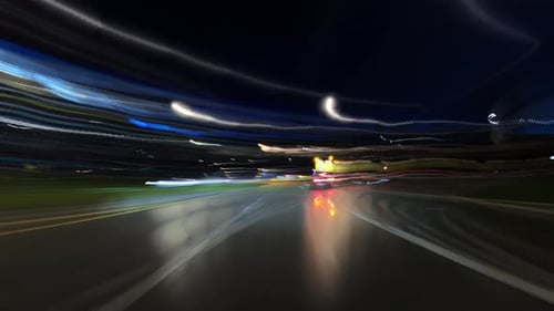 Conduite nocturne avec des traînées lumineuses envoûtantes