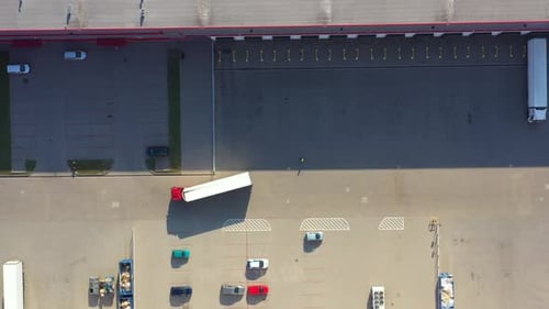 Vue aérienne des conteneurs de fret et de l'entrepôt de distribution