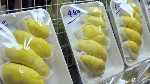 Frutos de durian en un mercado nocturno de comida en un barrio chino