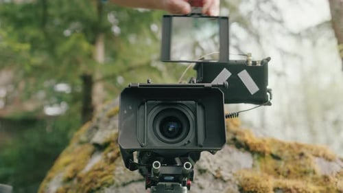 4x4-Neutraldichtefilter, von kaukasischen Händen im Wald in eine matte Box gesteckt