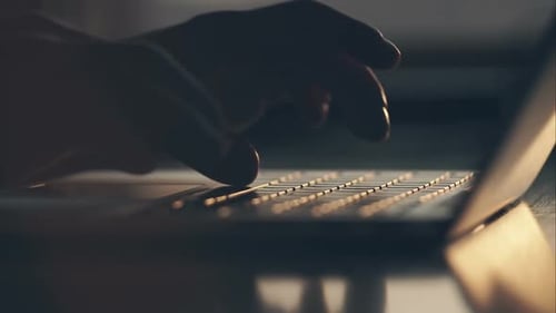 Hände einer Führungskraft, die im Büro an seinem Laptop arbeitet, RAW-Videoaufnahme