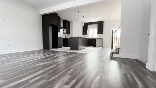 Gran casa de nueva construcción vacía lista para entrar a vivir