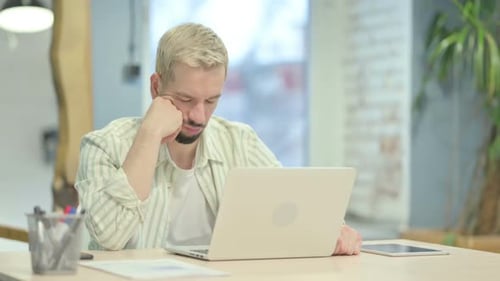 Schlafen bei der Arbeit
