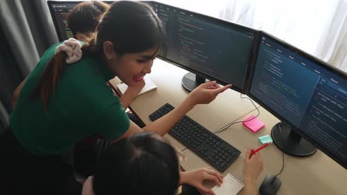 Backend-Softwareentwickler in Zeitlupe, Ingenieur, der Code schreibt. Aufkeimend