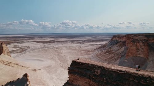 Experience the Breathtaking Majesty of the Desert Cliffs and the Vast Views of the Landscape