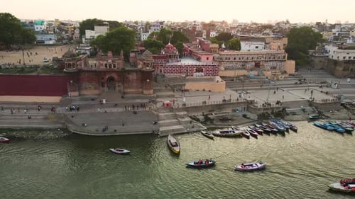 Vista aérea deslumbrante de Banaras, com o rio Ganga serpenteando pela movimentada cidade