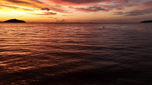 Una vibrante puesta de sol sobre el océano.