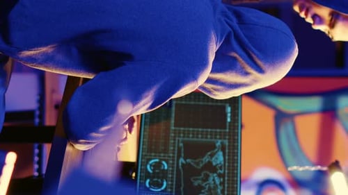 Un hacker vidéo vertical apprend à un jeune à pirater des PC