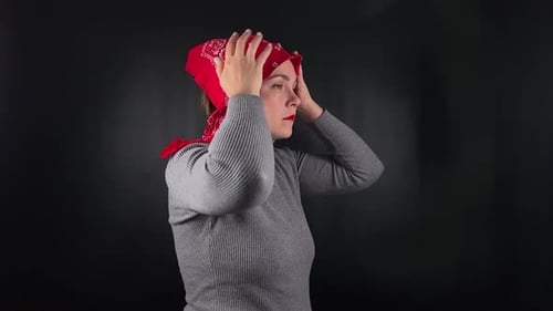 Uma mulher interagindo com um objeto isolado no fundo preto