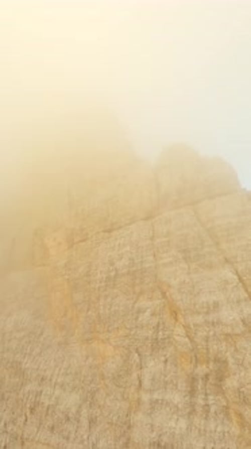 FPV-Drohne fliegt in der Nähe der scharfen Bergklippen der italienischen Dolomiten
