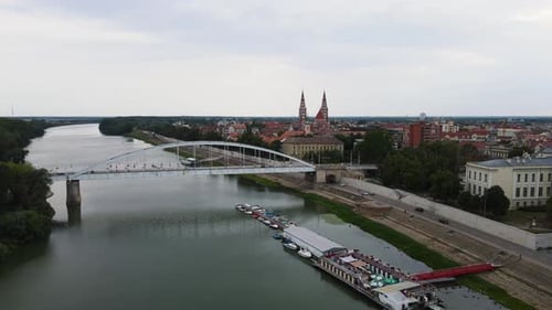 Luftbild im Flug in Richtung Votivkirche in Szeged, Ungarn, über den Fluss Tisza.