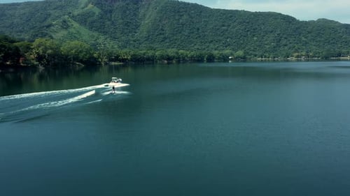 Esquí acuático en barco lagunar arrastrando al esquiador Nayarit en Santa María del Oro, México, disfrutando de un extremo