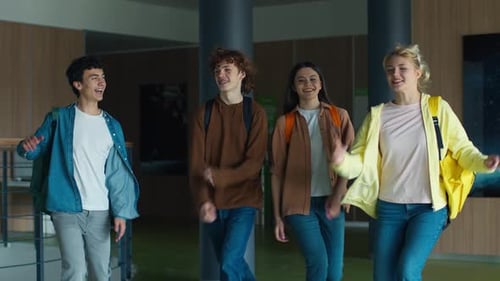 Estudantes caucasianos Mulheres Meninas Mulheres Amigas Alunas Rapazes Meninos Homens Homens Estudantes Caminhando
