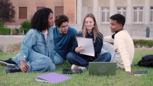 Vielfältige Studenten lachen und lernen zusammen auf dem Campus