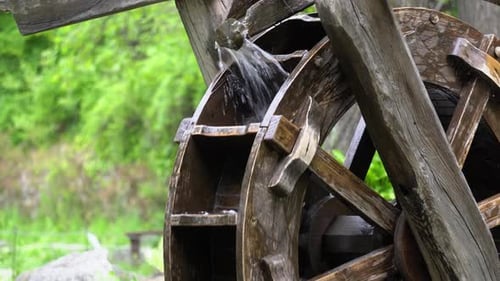 Traditionelles Wasserraddrehen im Namsan Park, traditionelles koreanisches Wasserrad