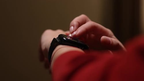 Hand scrolling on the smart watch