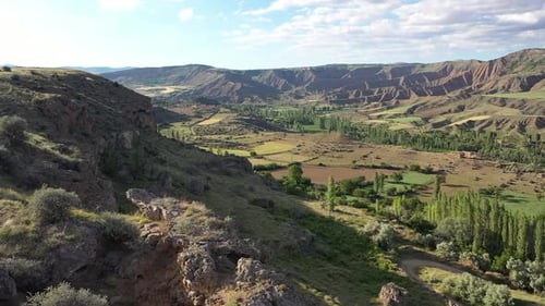 Vue aérienne des terres agricoles et des collines