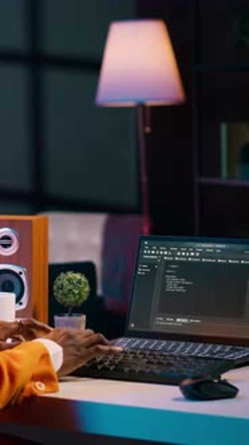 Vídeo vertical Estudante afro-americano de TI praticando exercícios de codificação ou programação