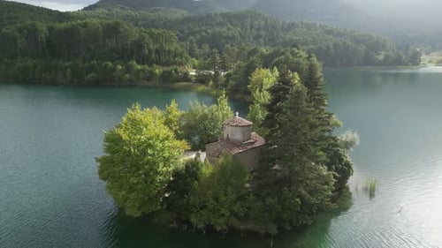 Images aériennes de la chapelle du lac Doxa en Grèce, nature, verdure, paysage lacustre