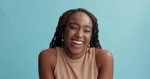 Tratamiento facial, mujer negra y trenzas con feliz en el estudio sobre fondo azul
