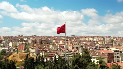 Drohnenaufnahme von Istanbul, Türkei. Nationalflagge mit mehreren Wohngebäuden auf der Rückseite