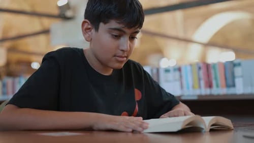Porträt eines Jungen, der ein Buch liest