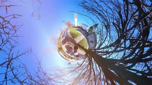 Little Tiny Planet: visión de 360 grados del pequeño mundo de un hombre caminando junto a árboles y coches hacia una iglesia en 4K