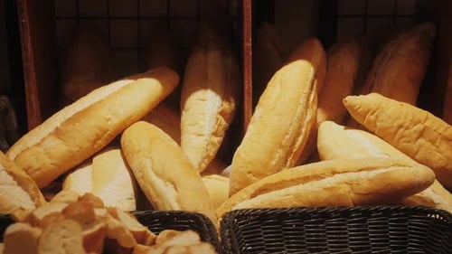 Buffettisch mit Brot im Hotelrestaurant